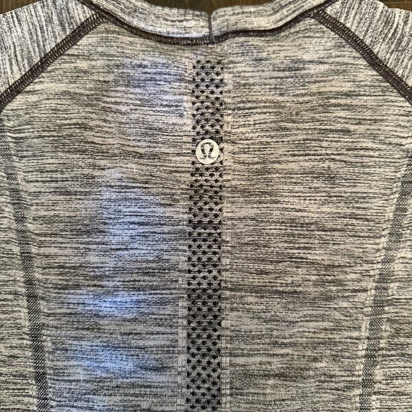 Lululemon Swiftly Tech Short Sleeve Crew Sz 6 In White / Dark Cast - Picture 5 of 6